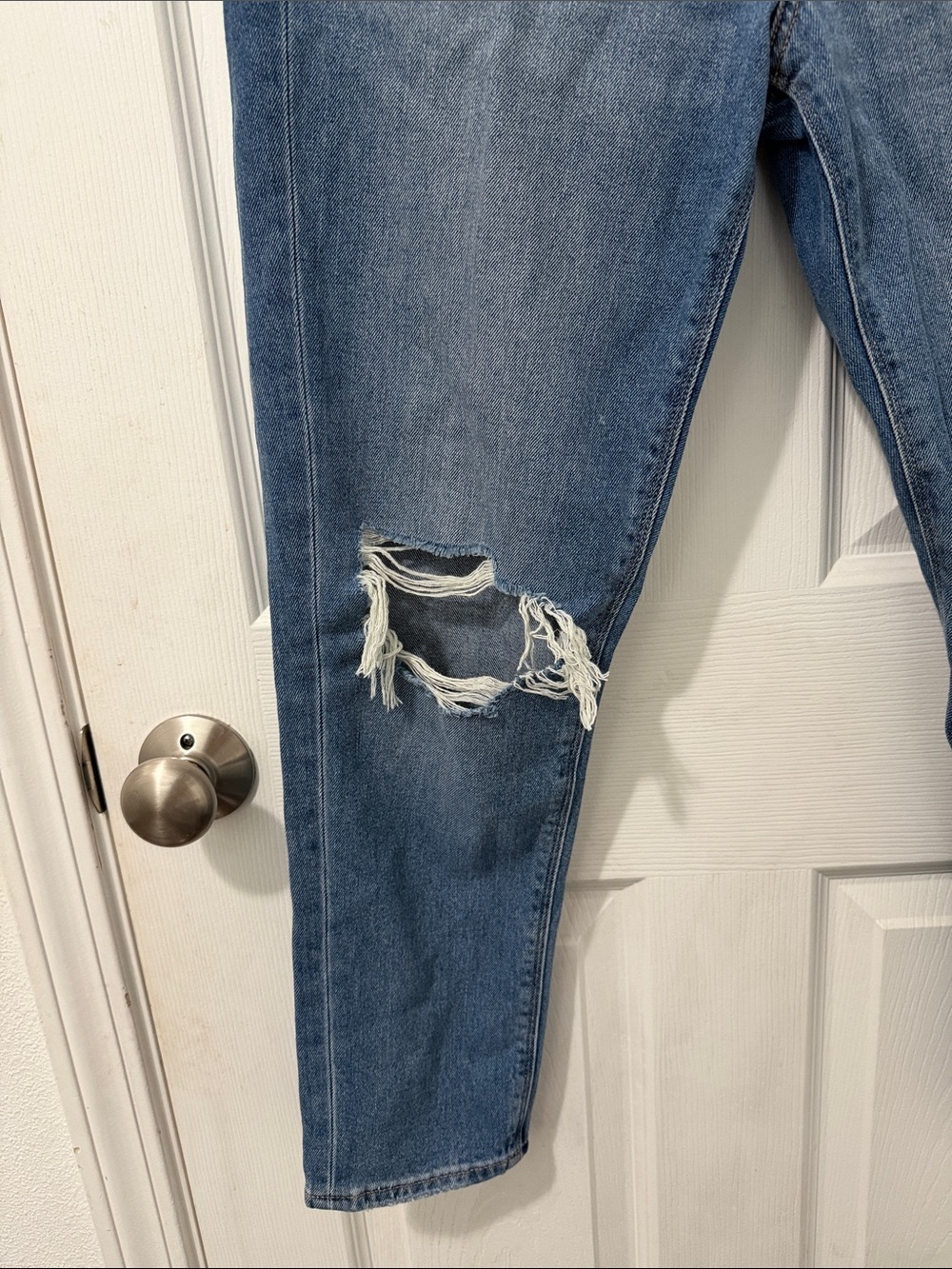 American Eagle Outfitters Distressed Ripped Knee Mom Jeans Medium Wash 2S - Picture 5 of 7